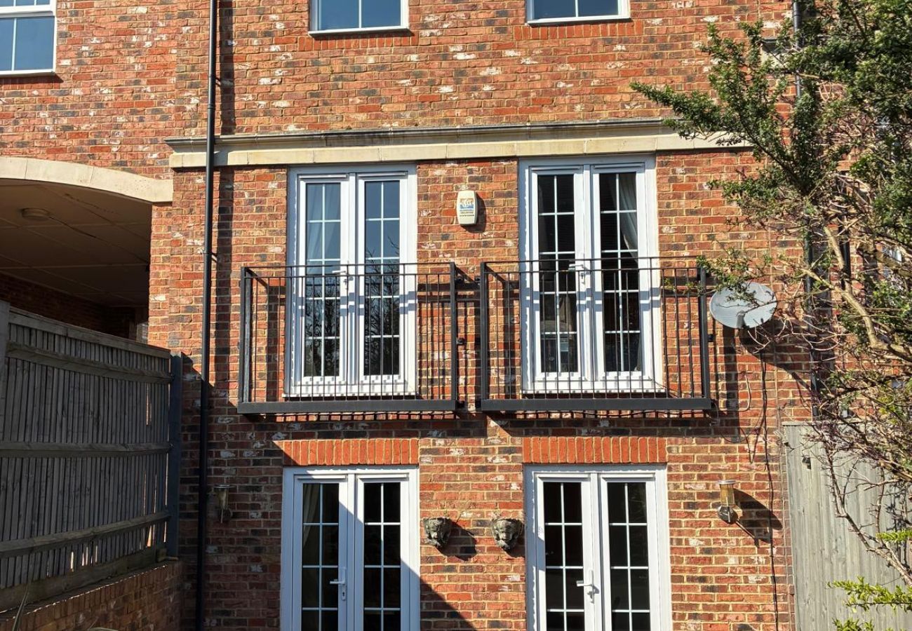 House in Ascot - Spacious 5-Bedroom Home in Winkfield Row, Ascot