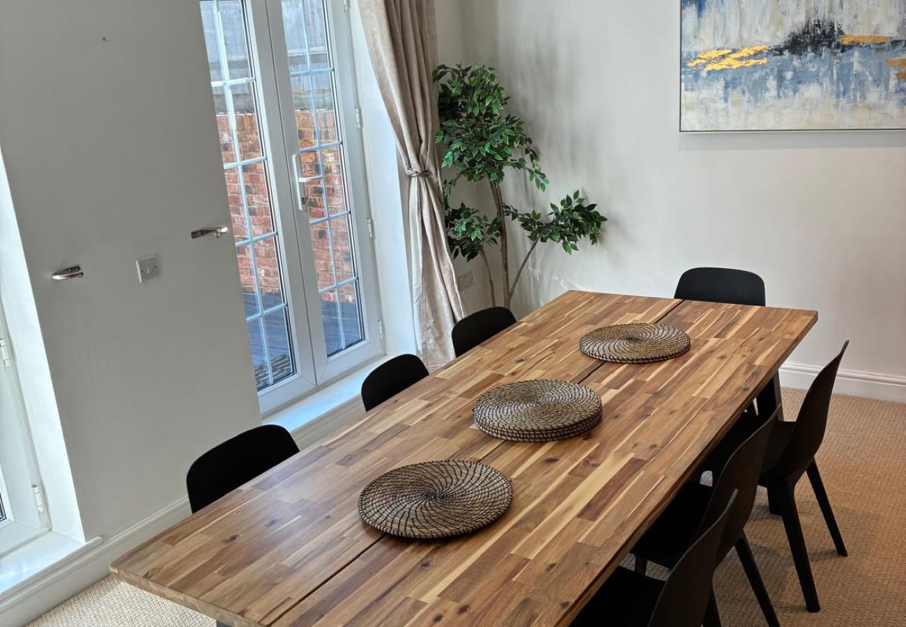 House in Ascot - Spacious 5-Bedroom Home in Winkfield Row, Ascot