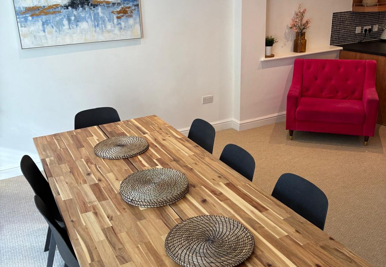 House in Ascot - Spacious 5-Bedroom Home in Winkfield Row, Ascot