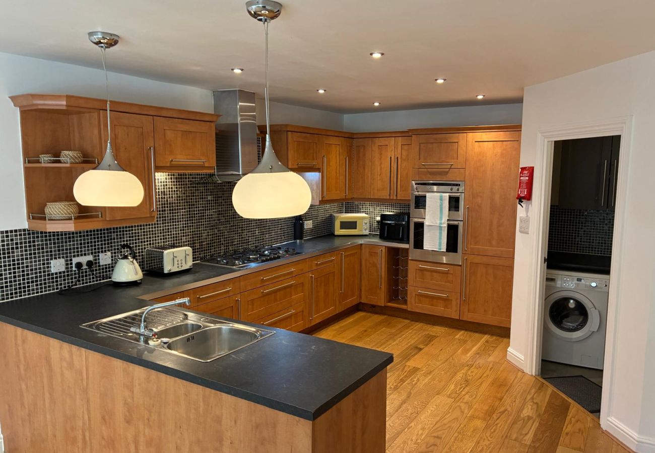 House in Ascot - Spacious 5-Bedroom Home in Winkfield Row, Ascot