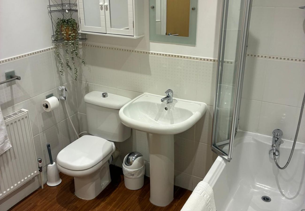 House in Ascot - Spacious 5-Bedroom Home in Winkfield Row, Ascot