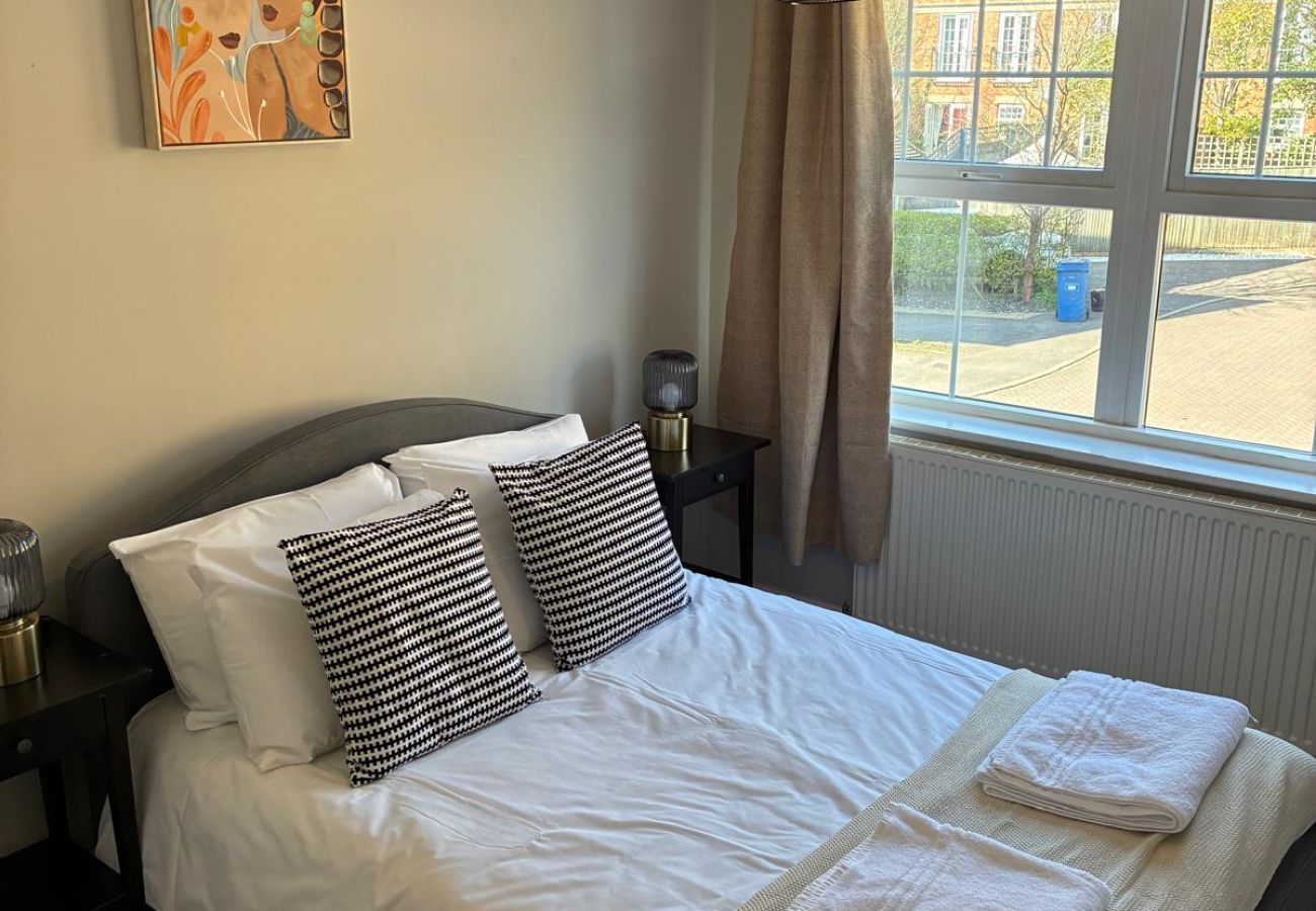 House in Ascot - Spacious 5-Bedroom Home in Winkfield Row, Ascot