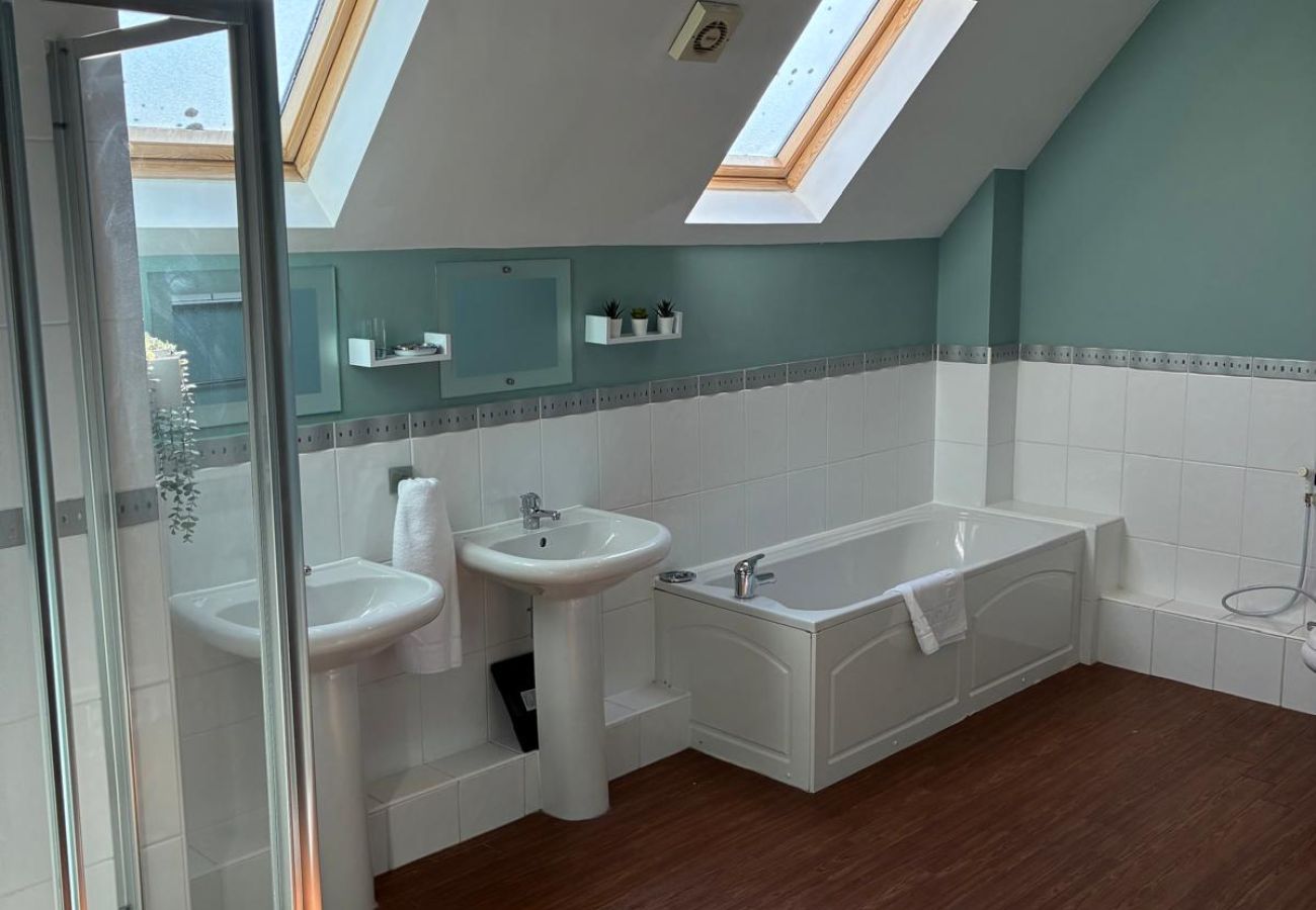 House in Ascot - Spacious 5-Bedroom Home in Winkfield Row, Ascot