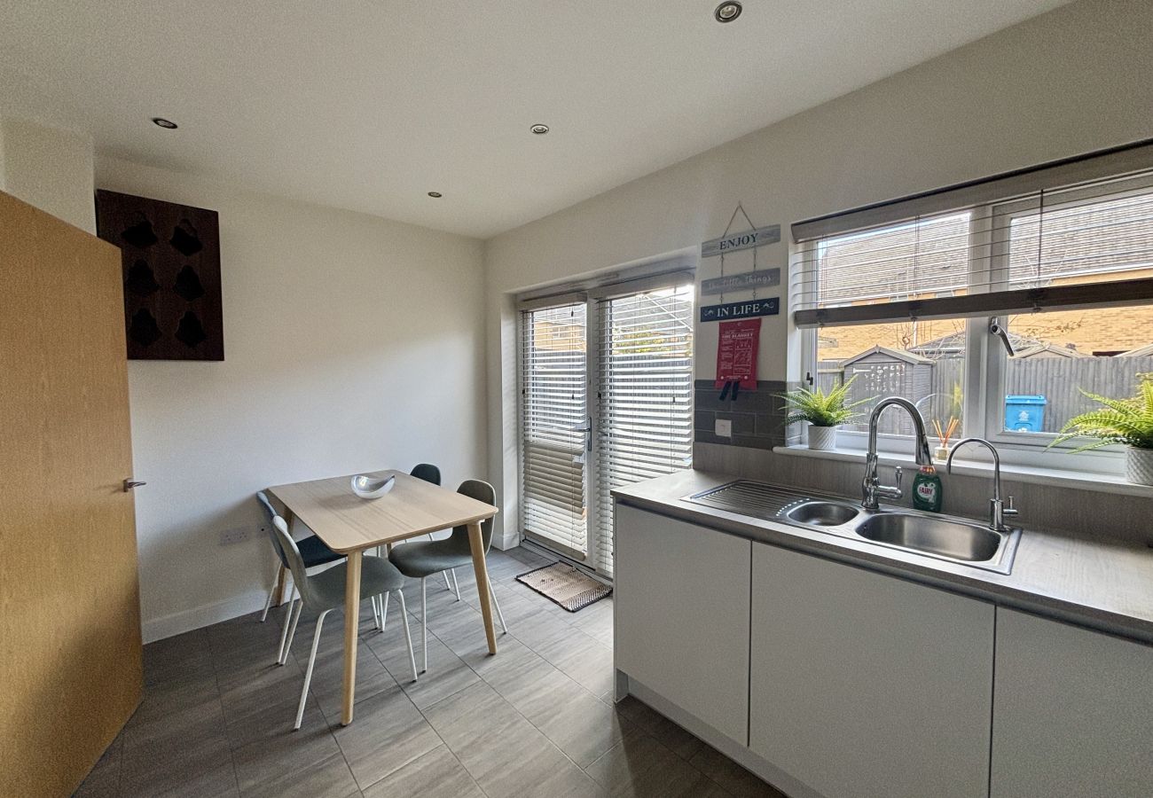 Apartment in Maidenhead - Charming 2 Bed House Maindehead