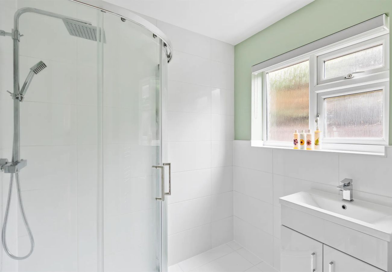 House in Woking - Woking Stylish 4 Bed Home with Parking 