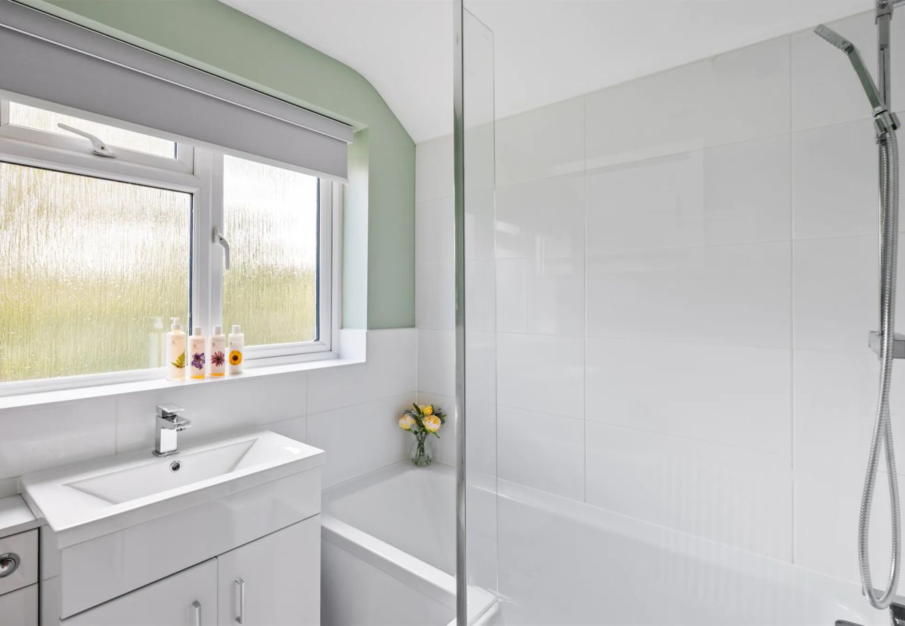 House in Woking - Woking Stylish 4 Bed Home with Parking 