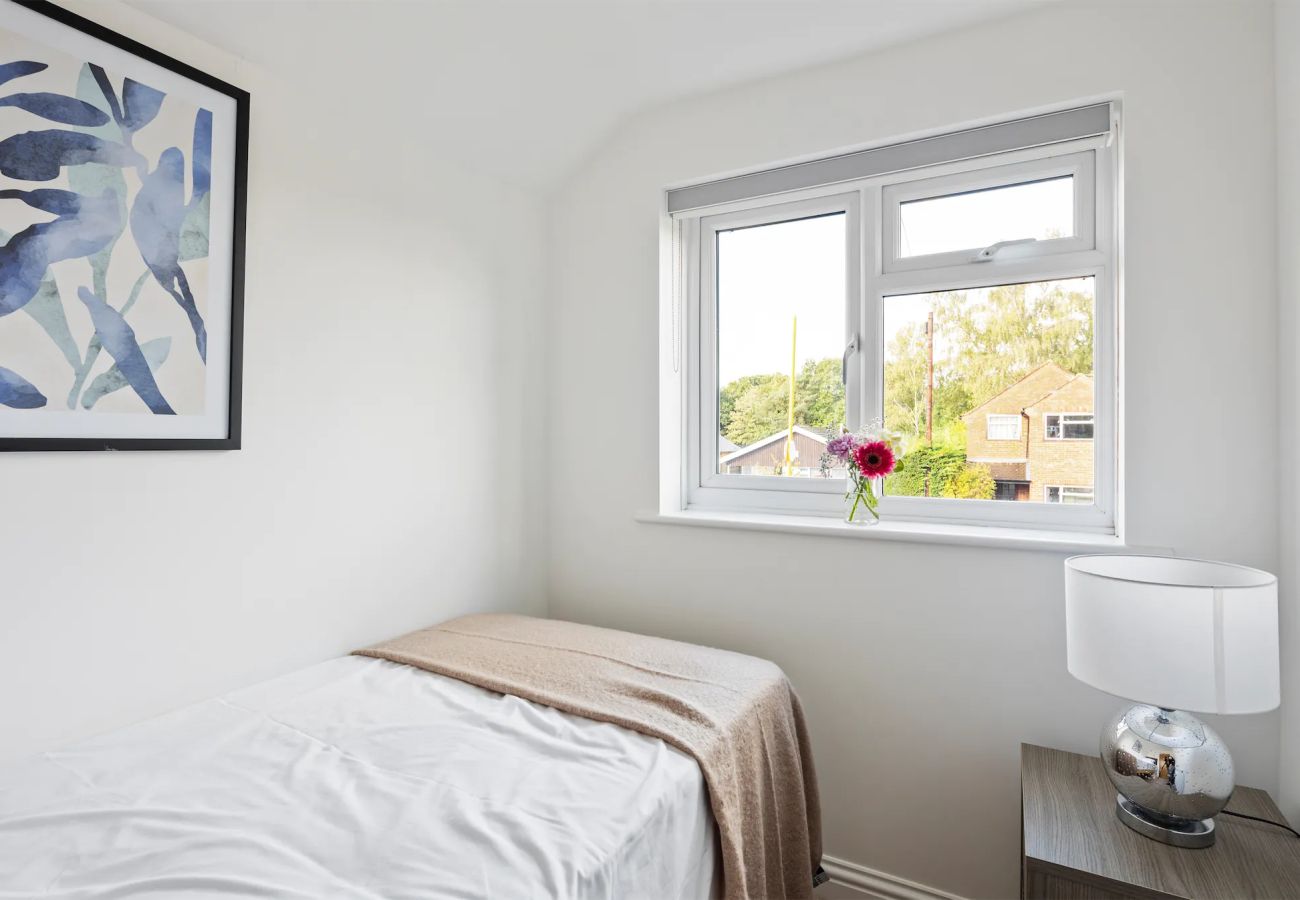 House in Woking - Woking Stylish 4 Bed Home with Parking 