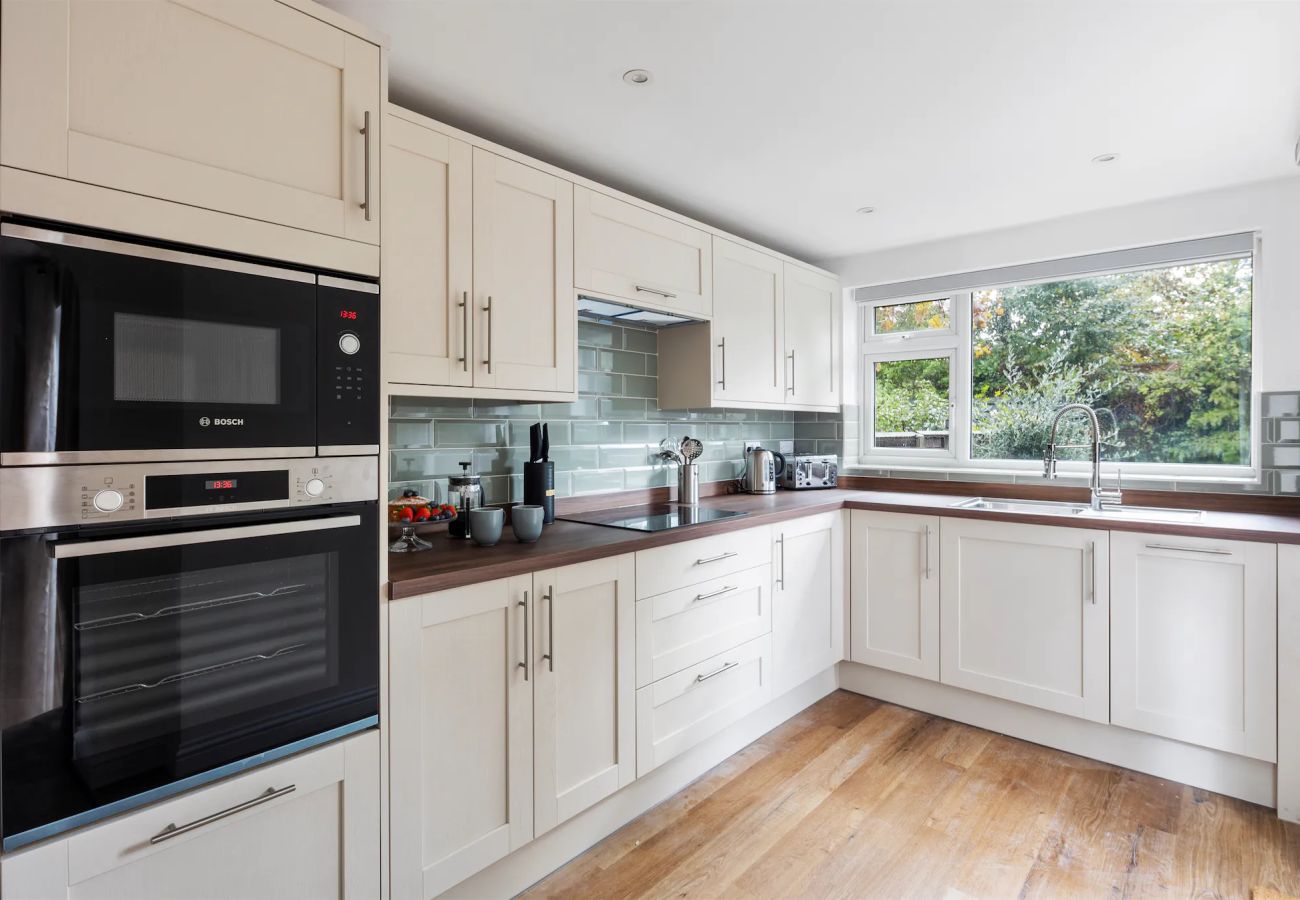 House in Woking - Woking Stylish 4 Bed Home with Parking 