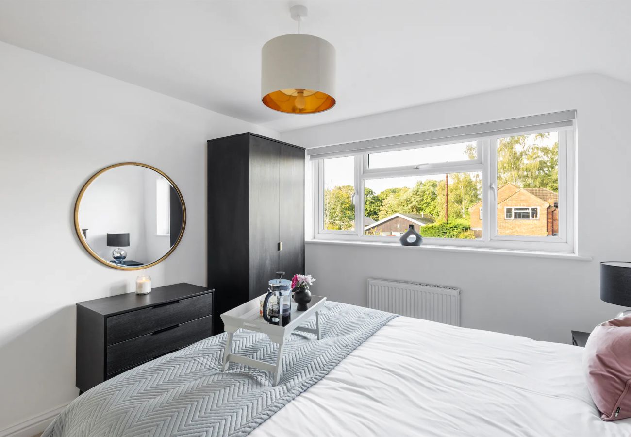 House in Woking - Woking Stylish 4 Bed Home with Parking 