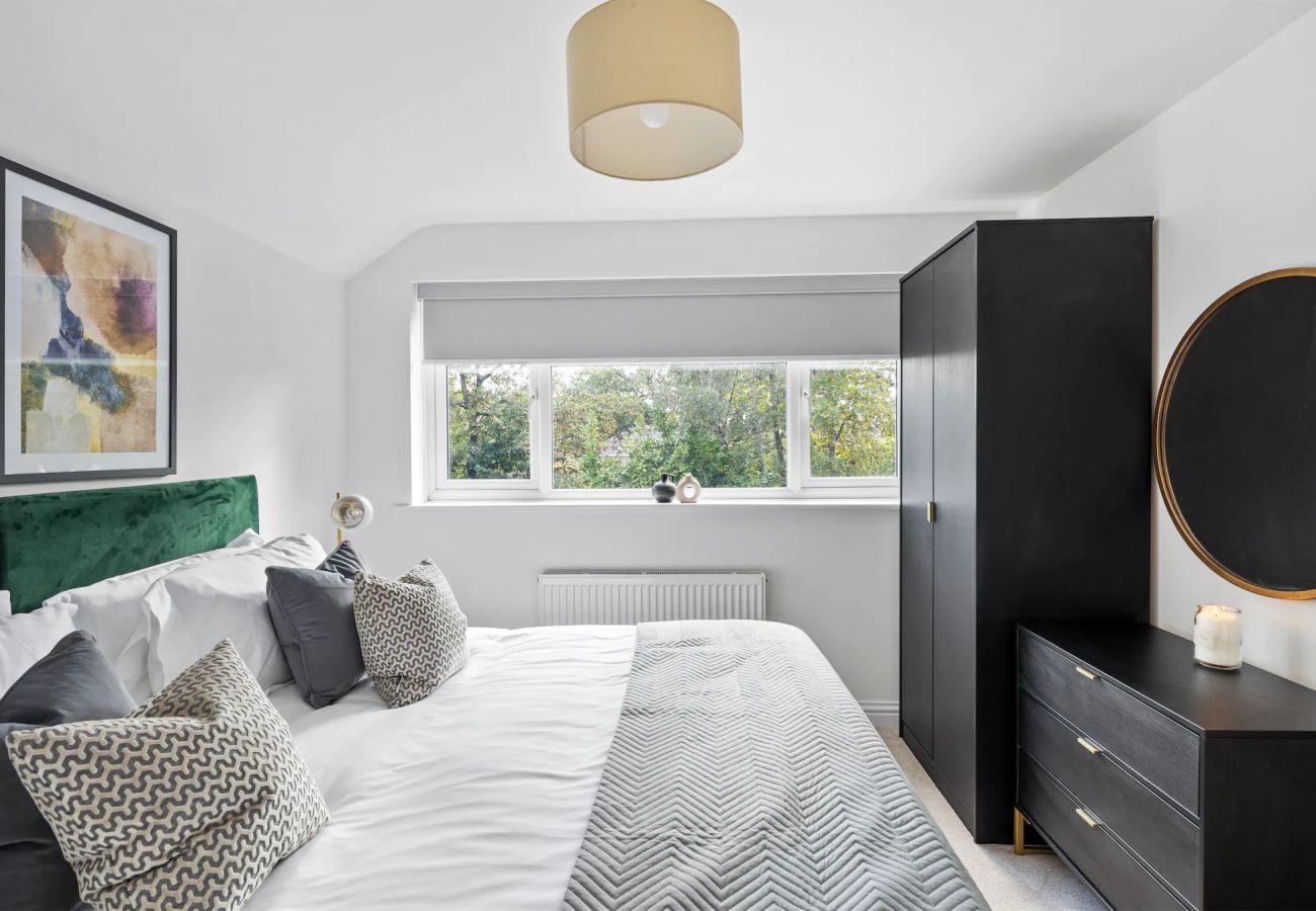 House in Woking - Woking Stylish 4 Bed Home with Parking 