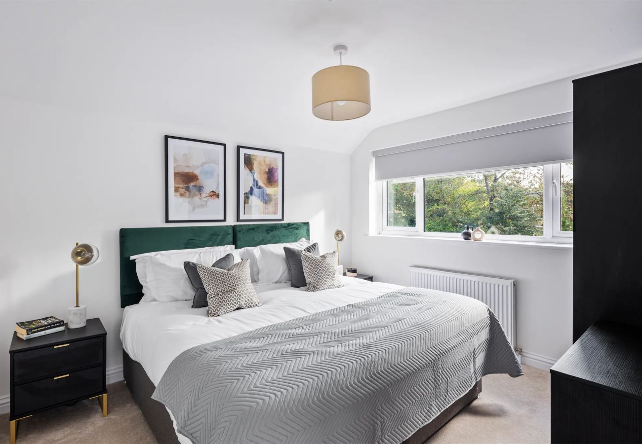 House in Woking - Woking Stylish 4 Bed Home with Parking 