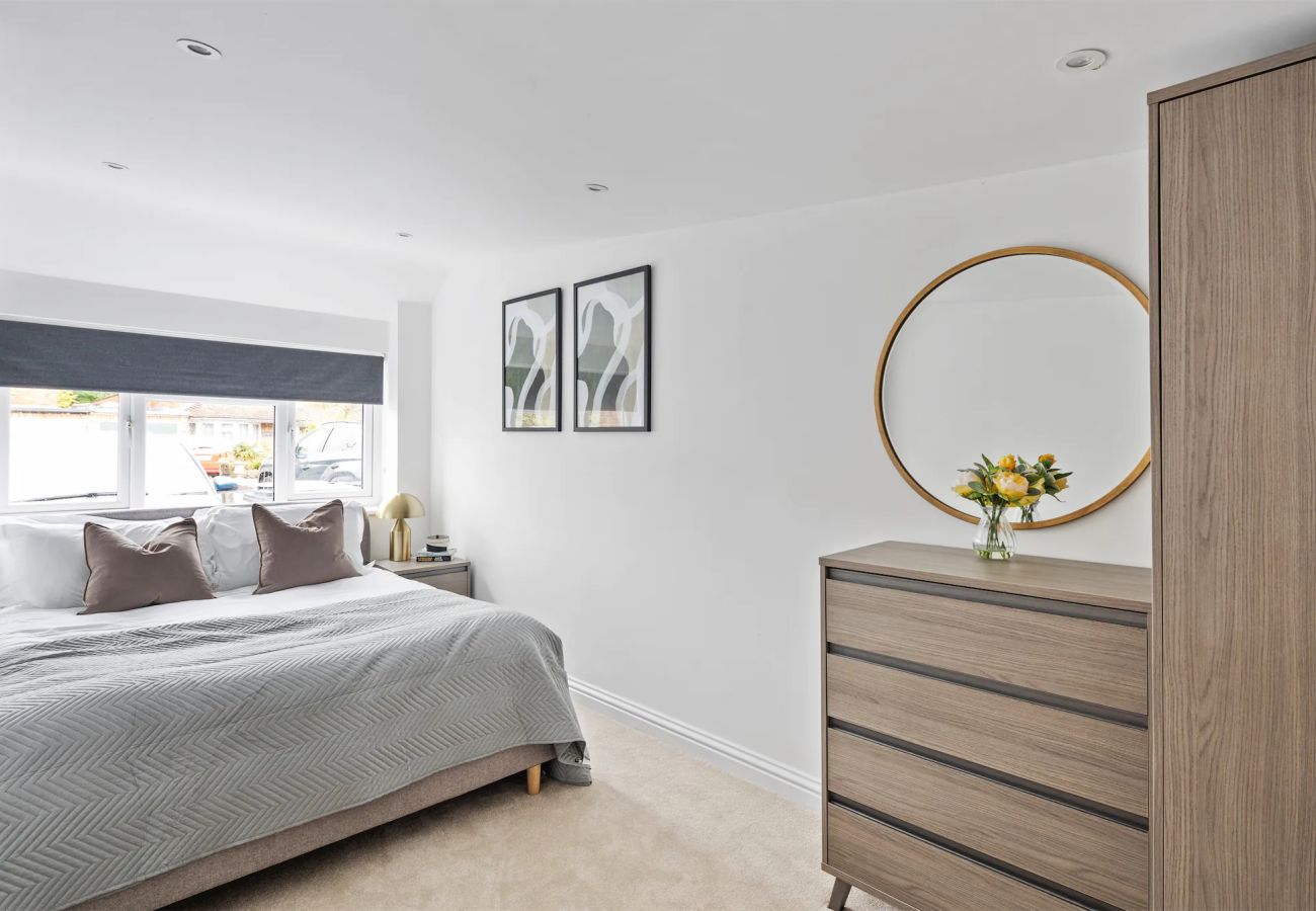 House in Woking - Woking Stylish 4 Bed Home with Parking 