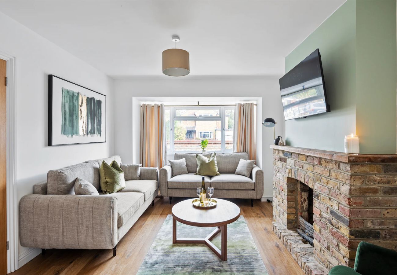 House in Woking - Woking Stylish 4 Bed Home with Parking 