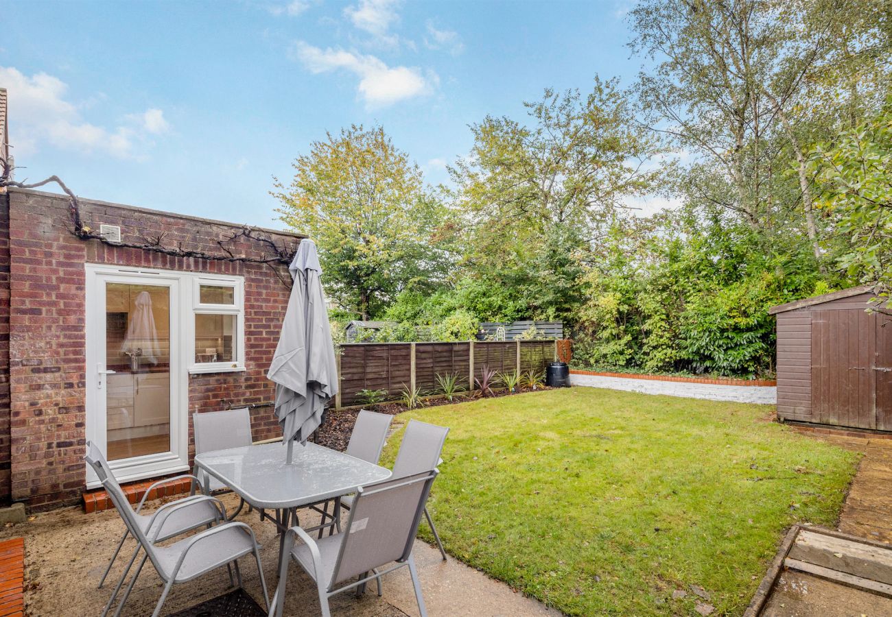 House in Woking - Woking Stylish 4 Bed Home with Parking 