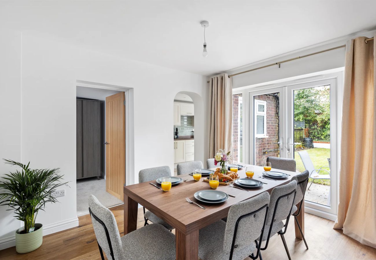 House in Woking - Woking Stylish 4 Bed Home with Parking 