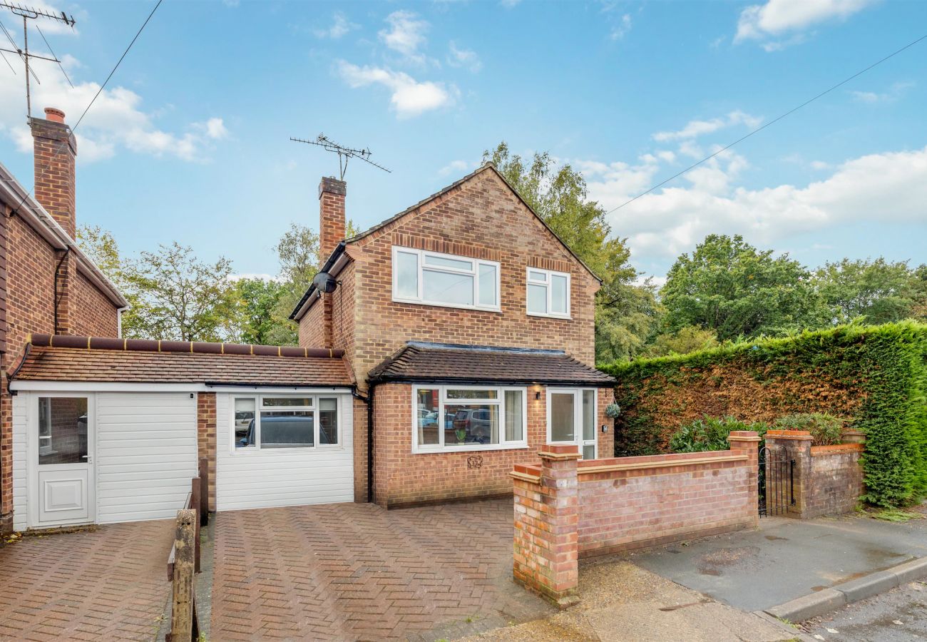 House in Woking - Woking Stylish 4 Bed Home with Parking 