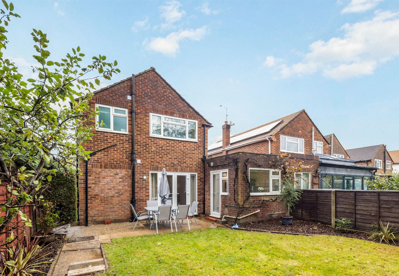 House in Woking - Woking Stylish 4 Bed Home with Parking 