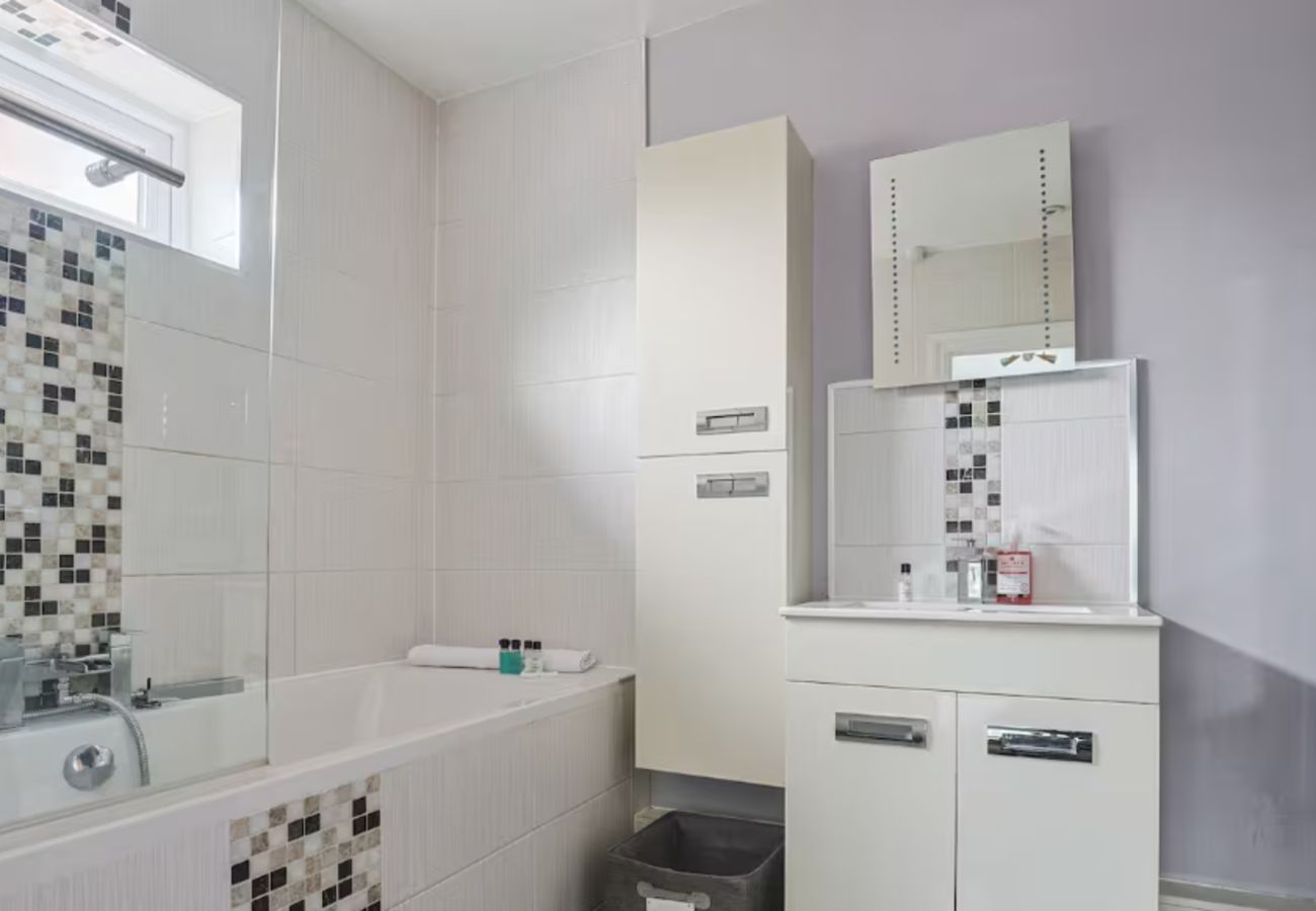 Apartment in Maidenhead - Spacious Apartment with Parking near River Thames