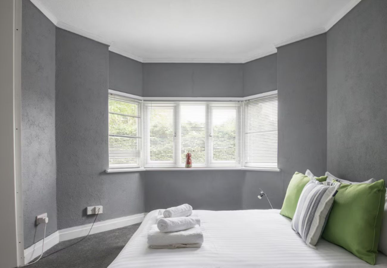 Apartment in Maidenhead - Spacious Apartment with Parking near River Thames