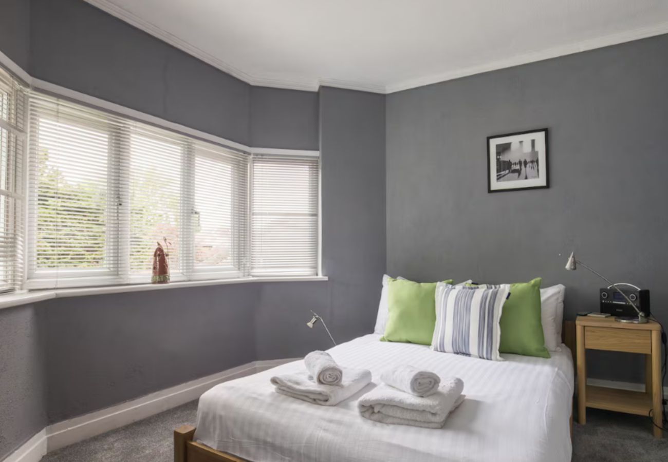 Apartment in Maidenhead - Spacious Apartment with Parking near River Thames
