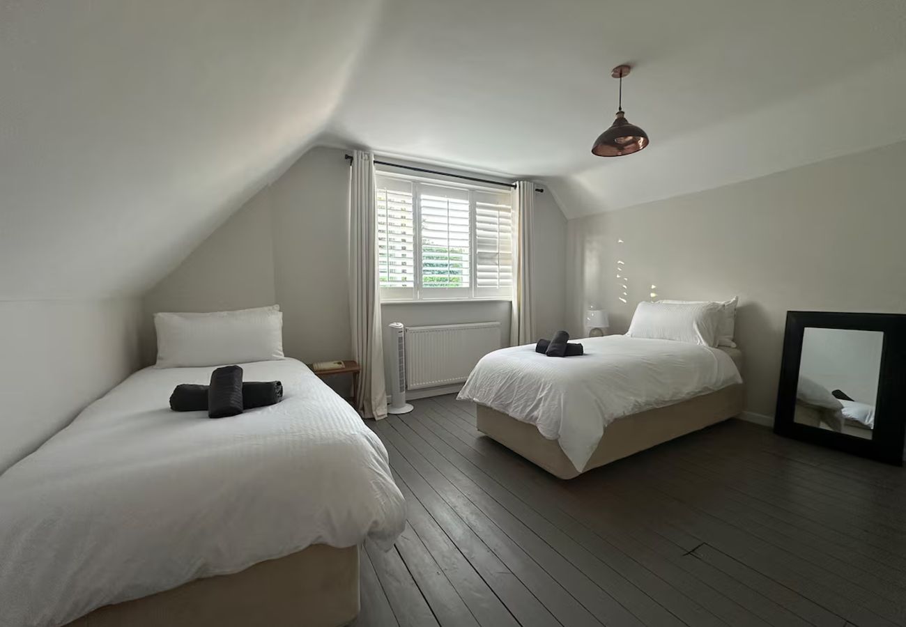 House in Chobham - Luxury 3 Bed Cottage Chobham