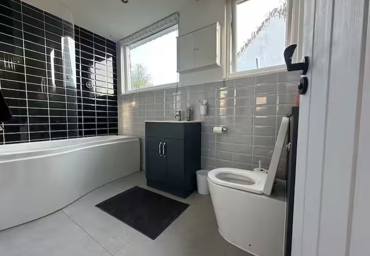 House in Chobham - Luxury 3 Bed Cottage Chobham