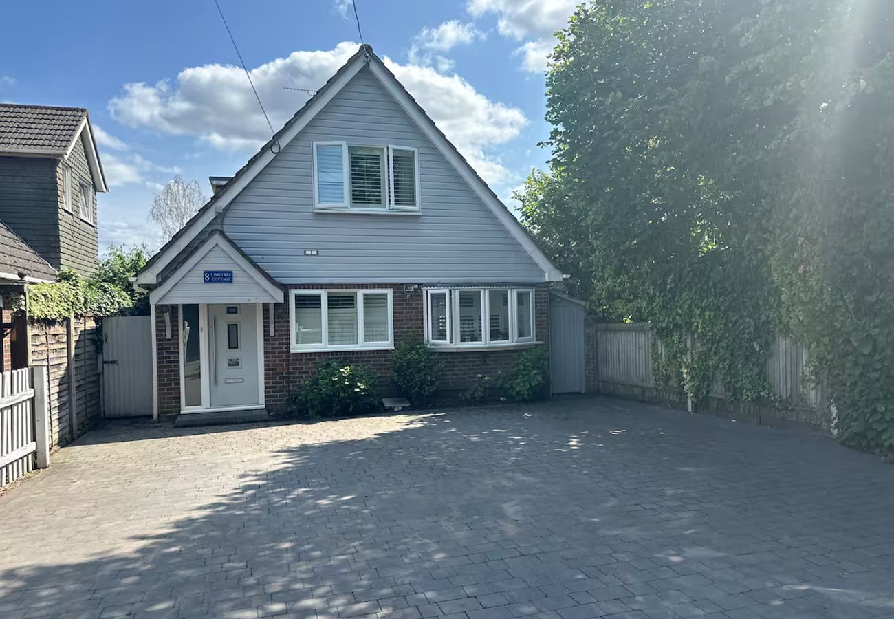 House in Chobham - Luxury 3 Bed Cottage Chobham