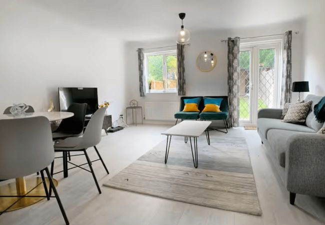 House in Woking - Woking 3 Bed Home with Parking & Garden