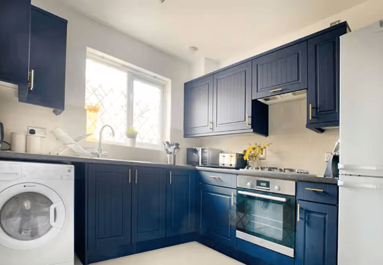 House in Woking - Woking 3 Bed Home with Parking & Garden