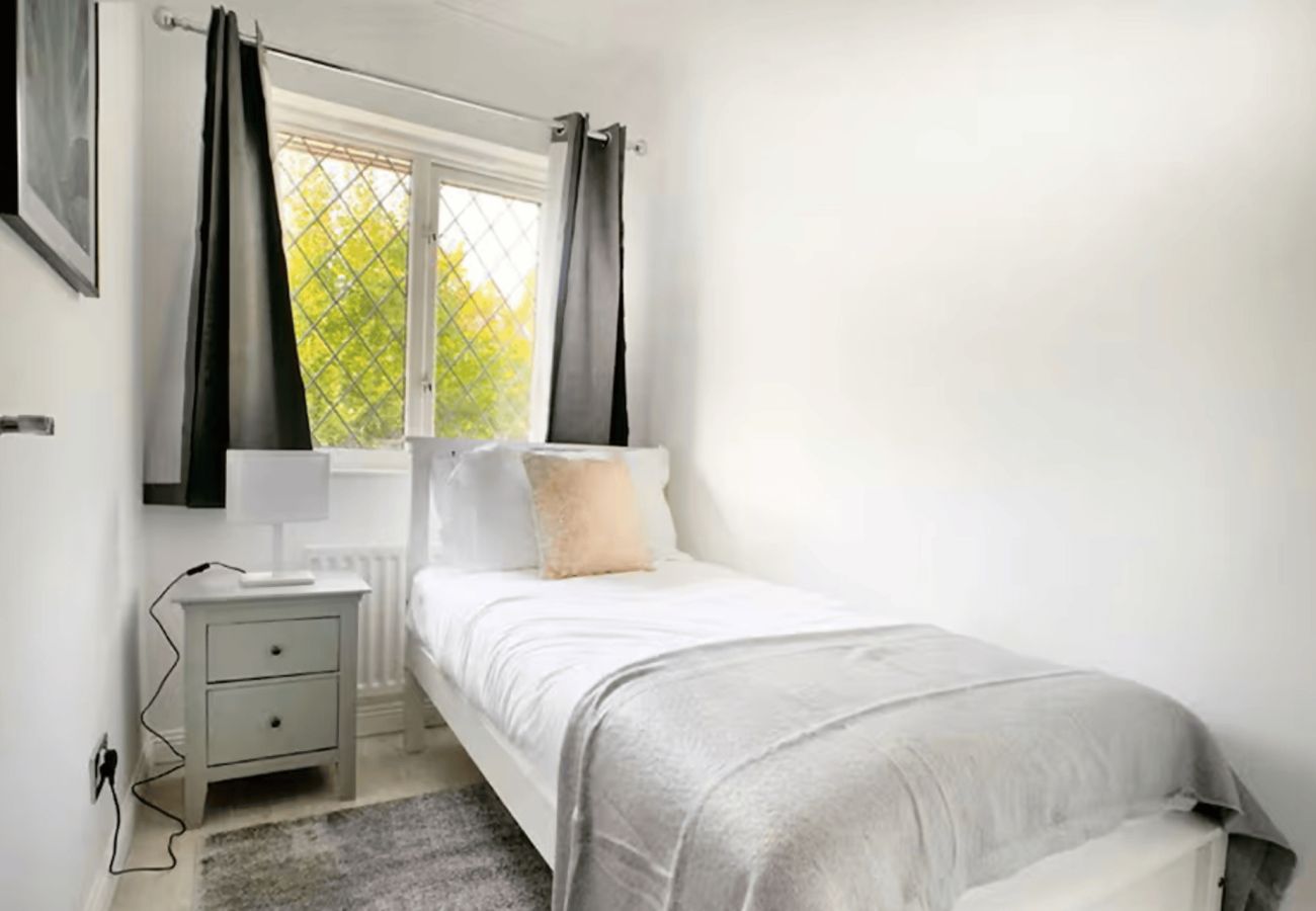 House in Woking - Woking 3 Bed Home with Parking & Garden