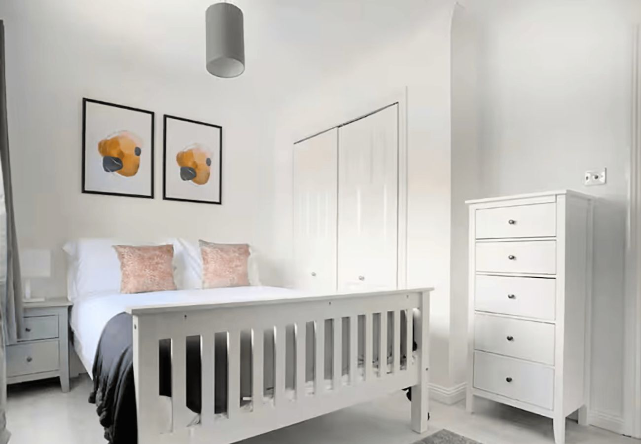 House in Woking - Woking 3 Bed Home with Parking & Garden