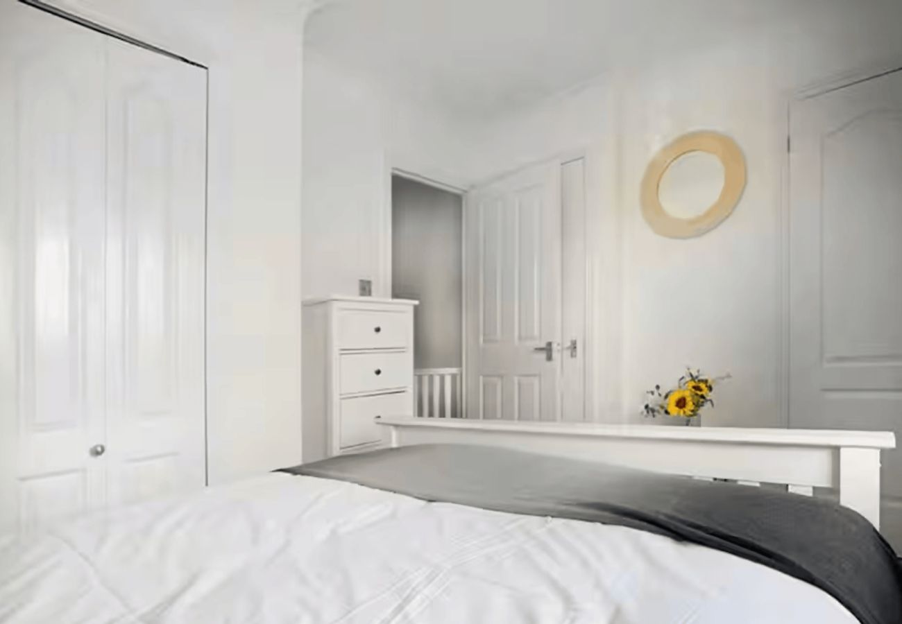 House in Woking - Woking 3 Bed Home with Parking & Garden