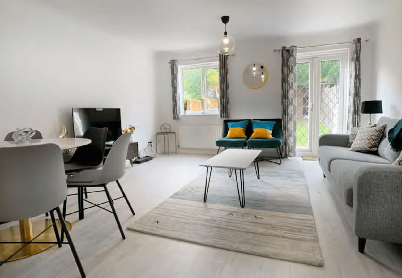 House in Woking - Woking 3 Bed Home with Parking & Garden