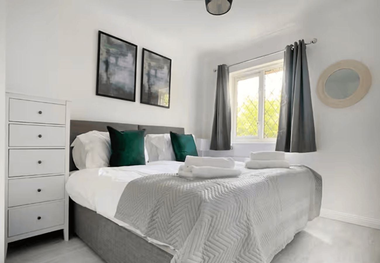 House in Woking - Woking 3 Bed Home with Parking & Garden