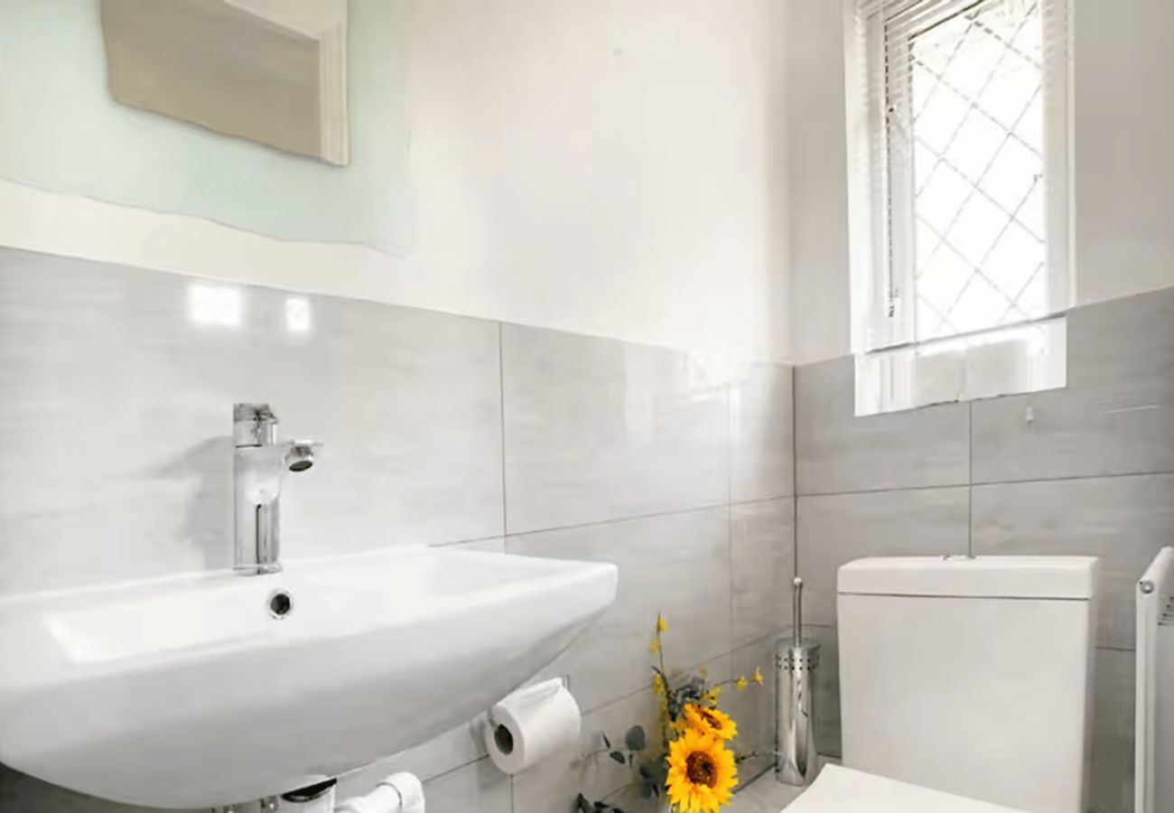 House in Woking - Woking 3 Bed Home with Parking & Garden