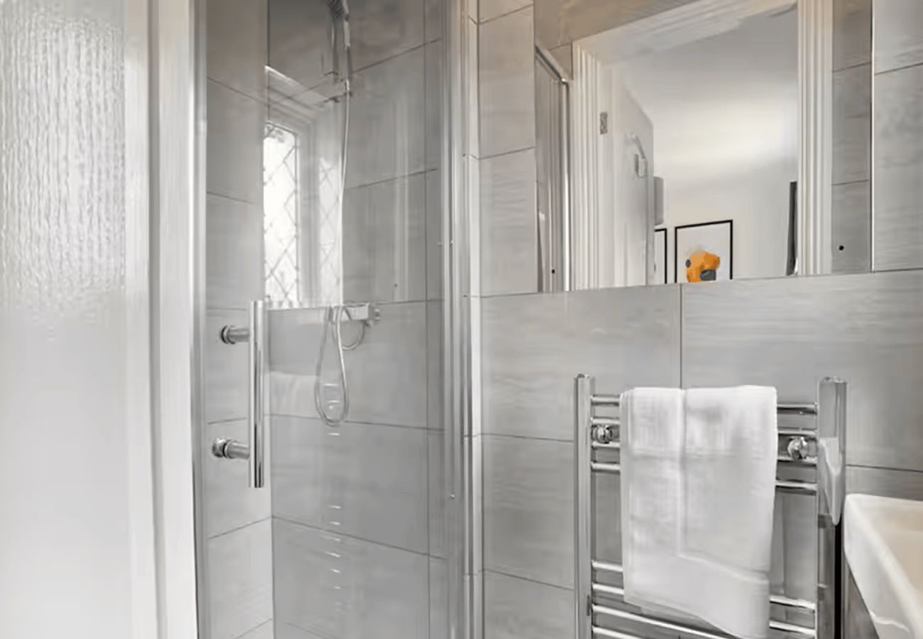 House in Woking - Woking 3 Bed Home with Parking & Garden