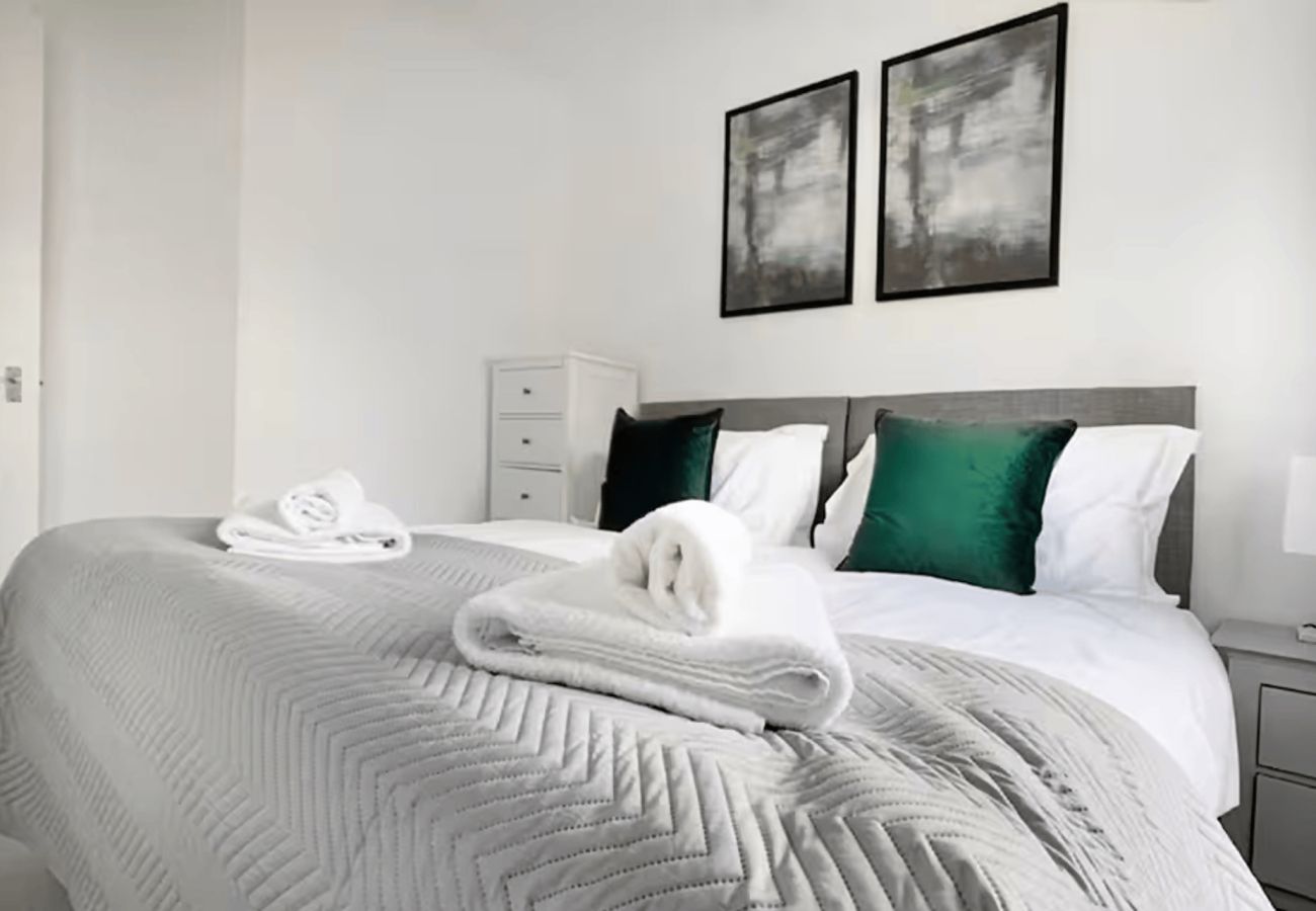 House in Woking - Woking 3 Bed Home with Parking & Garden
