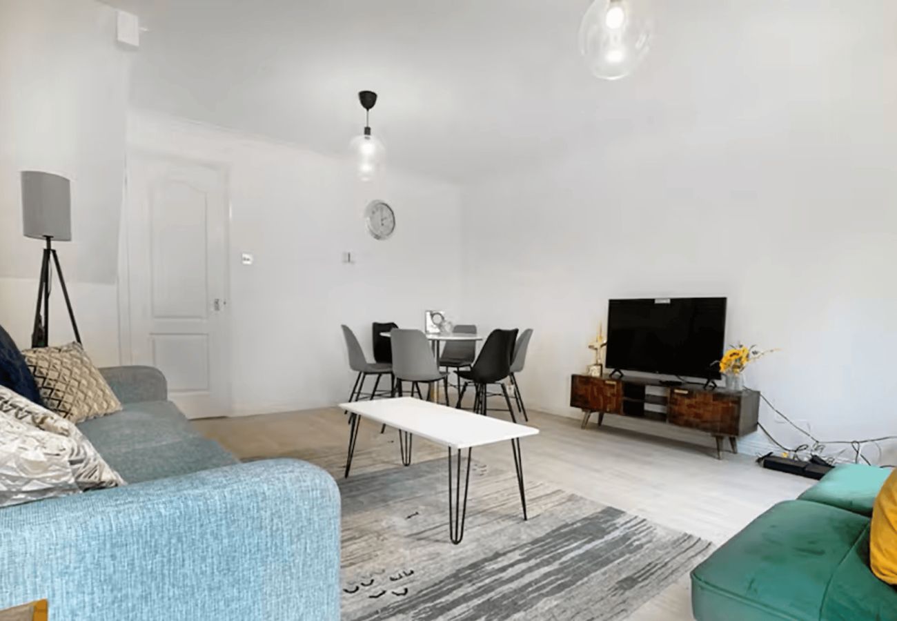 House in Woking - Woking 3 Bed Home with Parking & Garden