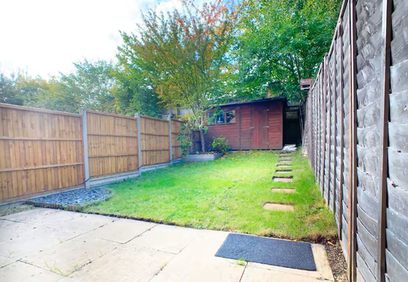 House in Woking - Woking 3 Bed Home with Parking & Garden