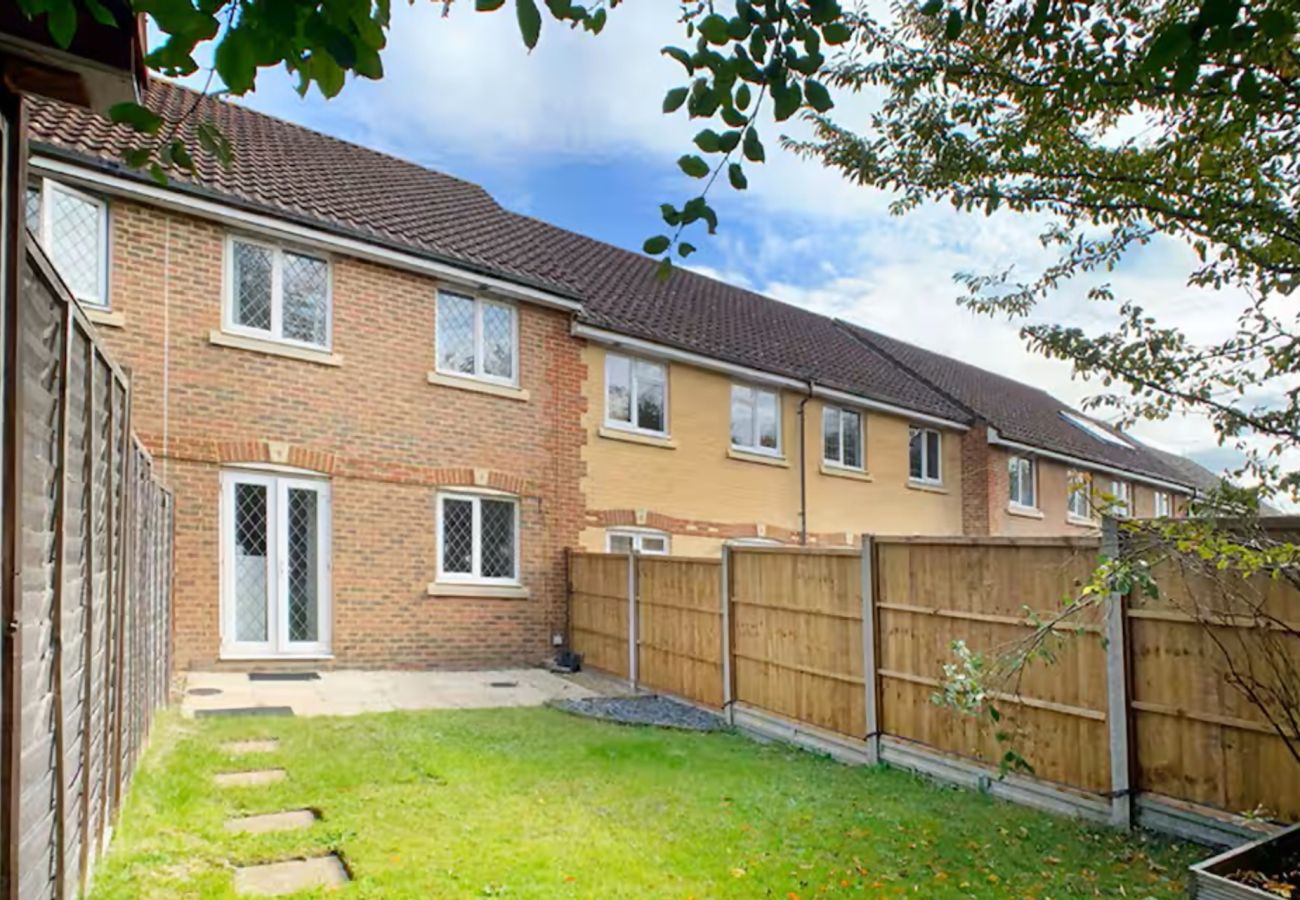 House in Woking - Woking 3 Bed Home with Parking & Garden