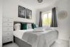 House in Woking - Woking 3 Bed Home with Parking & Garden