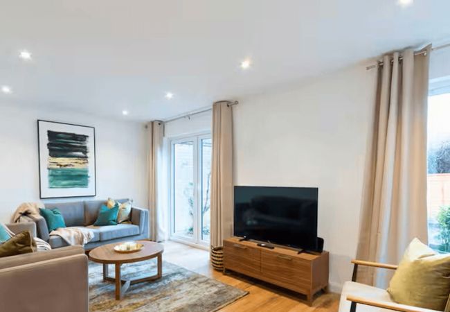 House in Woking - Woking - 3 Bedroom House - With Garden