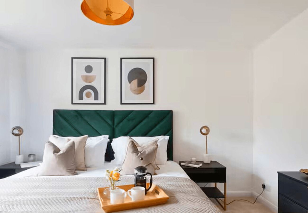 House in Woking - Woking - 3 Bedroom House - With Garden