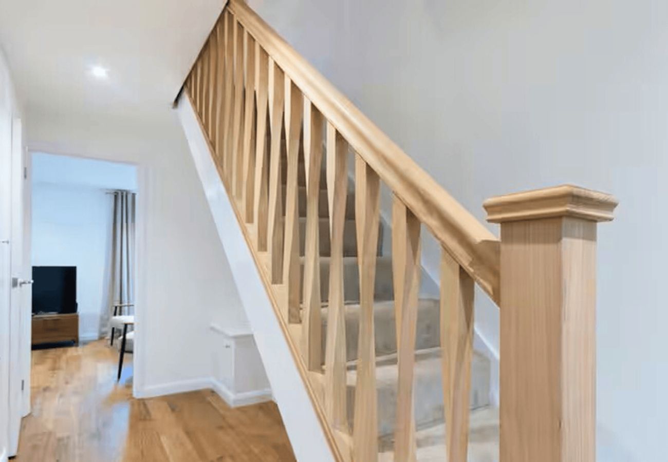 House in Woking - Woking - 3 Bedroom House - With Garden