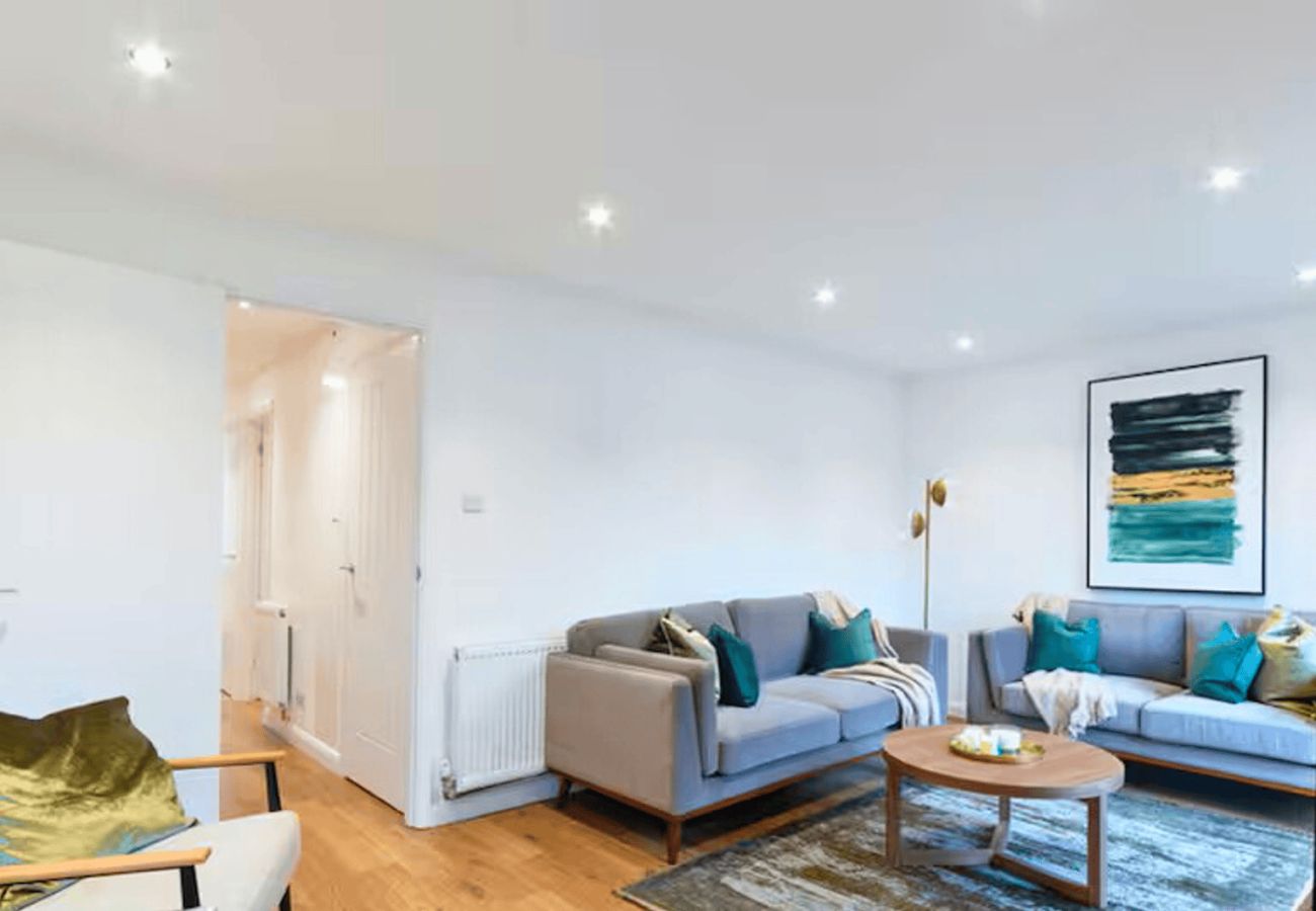 House in Woking - Woking - 3 Bedroom House - With Garden
