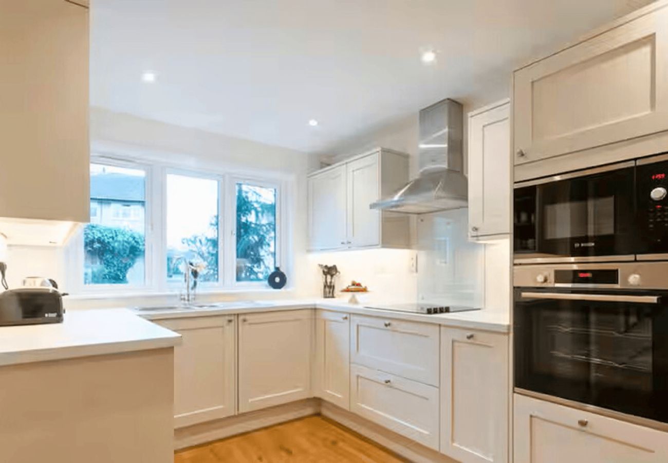 House in Woking - Woking - 3 Bedroom House - With Garden