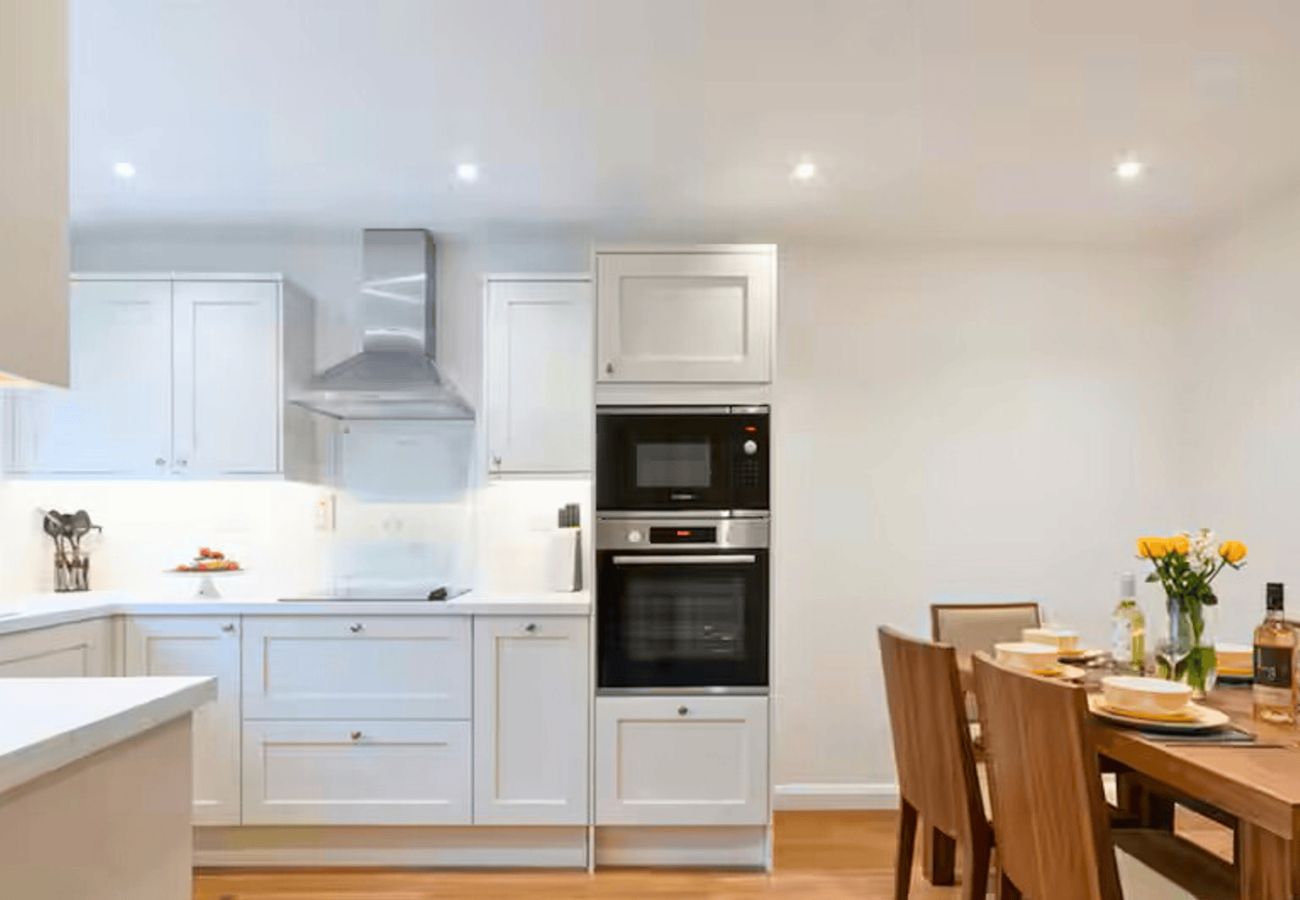 House in Woking - Woking - 3 Bedroom House - With Garden