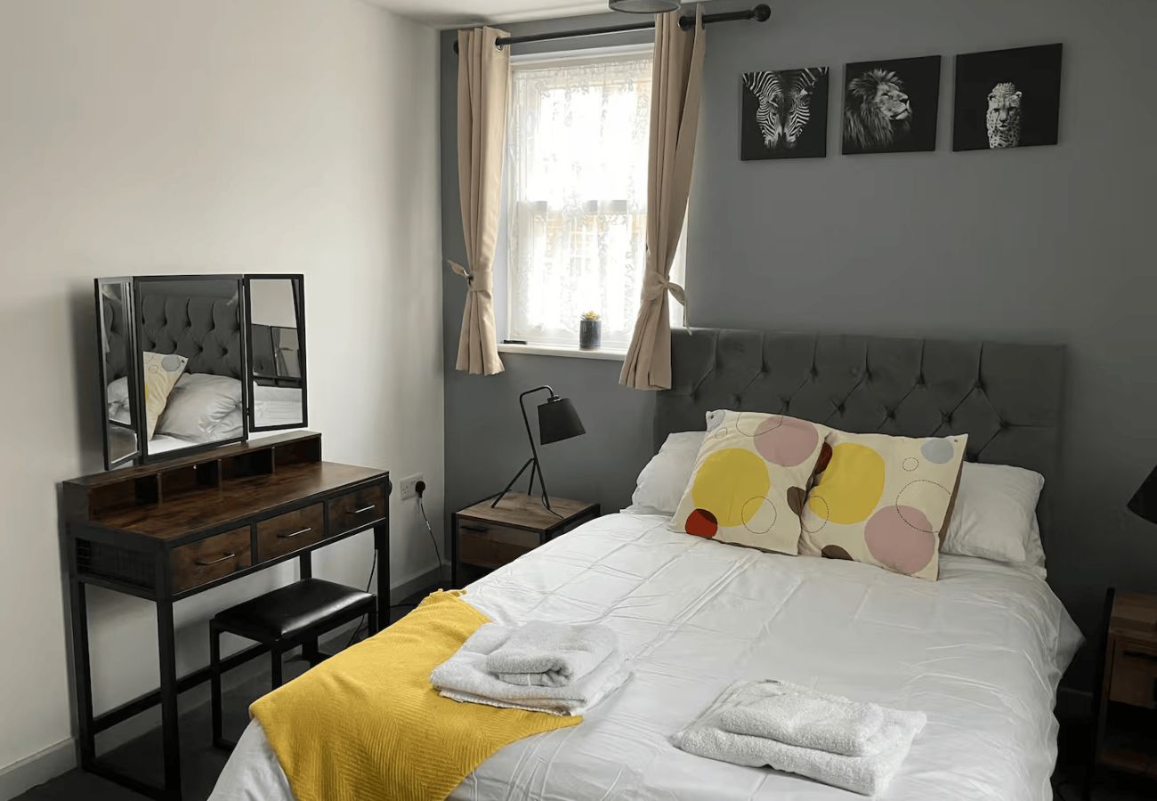 Apartment in Burnham - Burnham 2 Bedroom with Parking