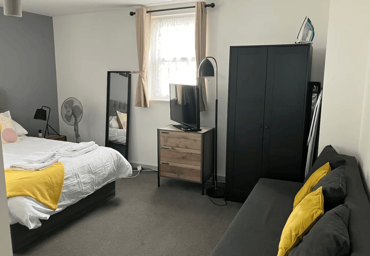 Apartment in Burnham - Burnham 2 Bedroom with Parking