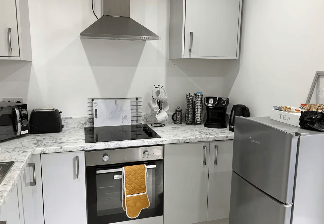Apartment in Burnham - Burnham 2 Bedroom with Parking